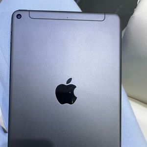 **Sold*Apple IPad mini 5 256 GB practically new. Internet and cellular. Verizon.